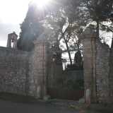 La �Villa del supplente�, risalente al XVIII secolo. Accanto al cancello d'ingresso svetta un piccolo campanile che appartiene a una cappella privata